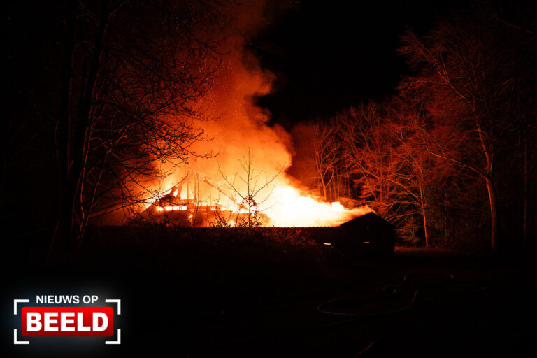 Zeer grote brand verwoest vrijstaande schuur Hoflaan Oostvoorne
