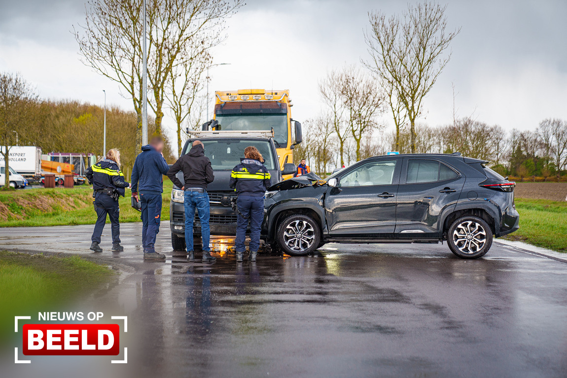 Automobilist gewond bij aanrijding Langeweg Ooltgensplaat.