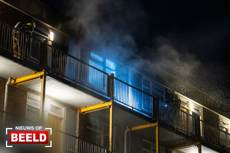 Veel schade bij uitslaande woningbrand bovenste etage van flat Teldersweg Rotterdam