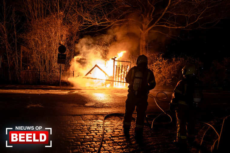 Schuur uitgebrand bij plantenwinkel, politie vermoedt brandstichting Kromme Zandweg Rotterdam