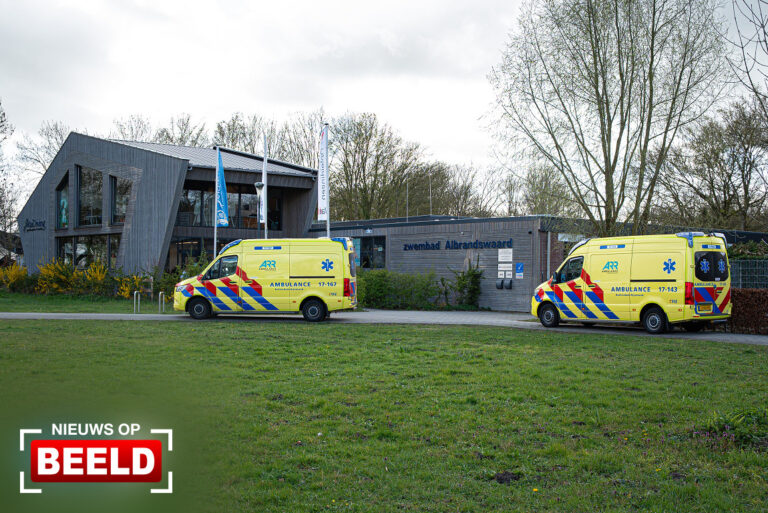 Persoon in zwembad raakt in problemen en overlijdt Albrandswaardsedijk Poortugaal