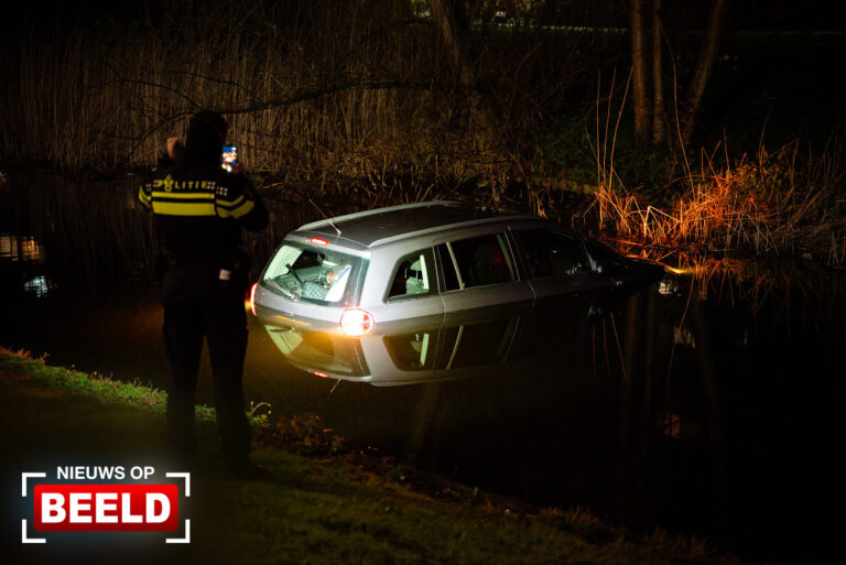Auto rolt de sloot in nadat eigenaar handrem vergeet Jozef Oreliosingel Schiedam