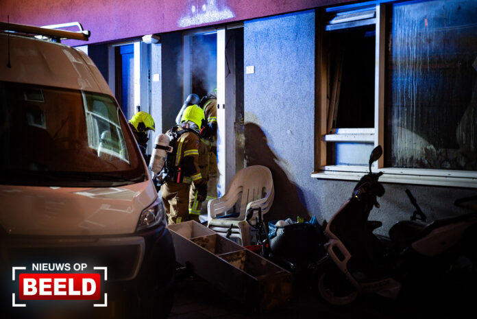 Uitslaande brand na explosie verwoest woning Van Marumstraat Schiedam