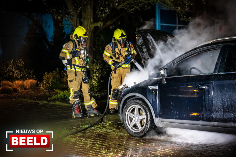 Personenauto volledig uitgebrand, politie onderzoekt brandstichting Emmastraat Oude-Tonge