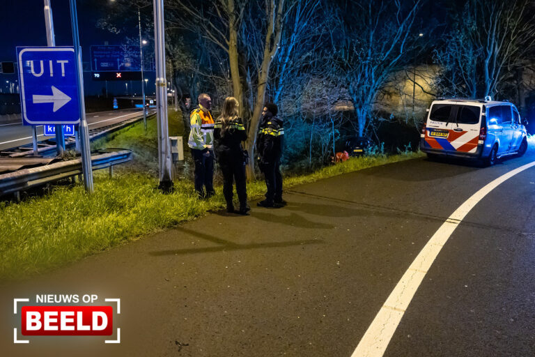 Auto vliegt uit bocht van afrit A20 Schiedam-Noord