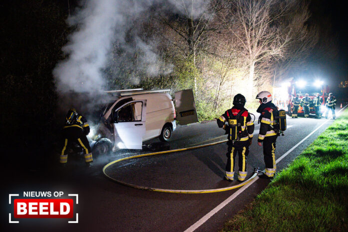 Bestelbus verwoest door brand Hendrik Troost Baan Pernis Rotterdam