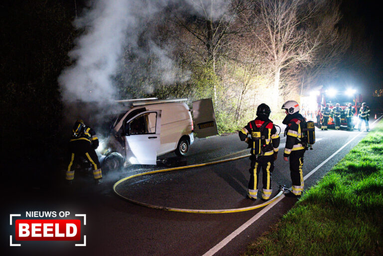 Bestelbus verwoest door brand; onderzoek naar brandstichting Hendrik Troost Baan Pernis Rotterdam