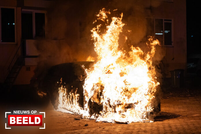 Personenauto volledig uitgebrand door vermoedelijk brandstichting Goudenregenstraat Vlaardingen