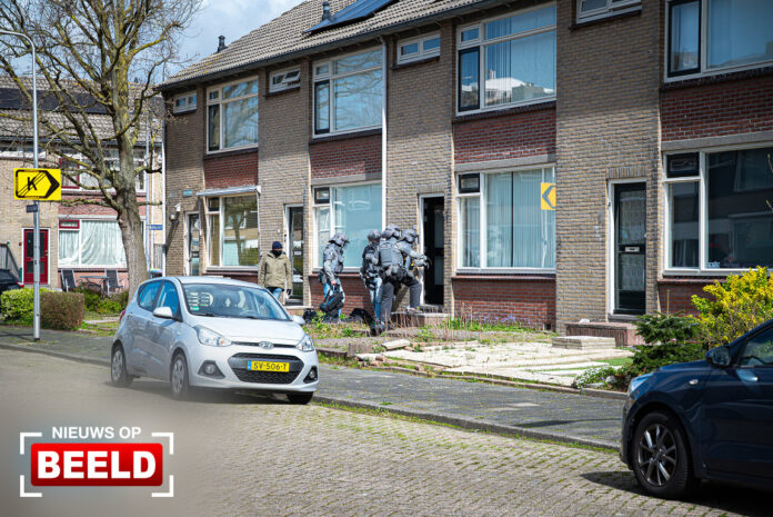 Arrestatieteam valt woning binnen en houdt verdachte aan Herculesstraat Spijkenisse