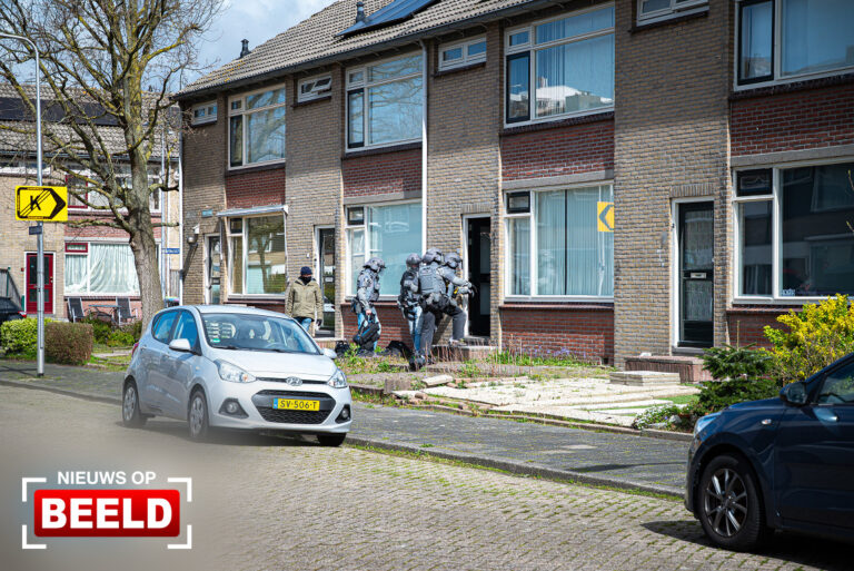 Arrestatieteam valt woning binnen en houdt verdachte aan Herculesstraat Spijkenisse