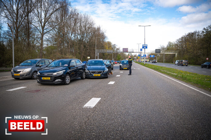 Kettingbotsing met vier auto’s zorgt voor verkeershinder Vaanweg Rotterdam