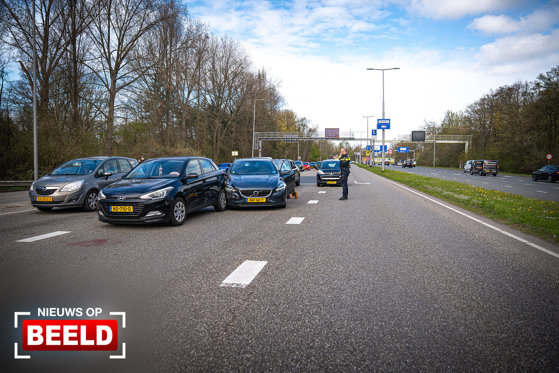 Kettingbotsing met vier auto’s zorgt voor verkeershinder Vaanweg Rotterdam.