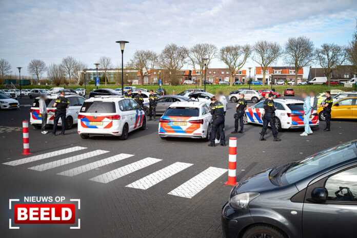 Voertuig met vijf inzittenden gecontroleerd na melding vuurwapen Handelsweg Ridderkerk
