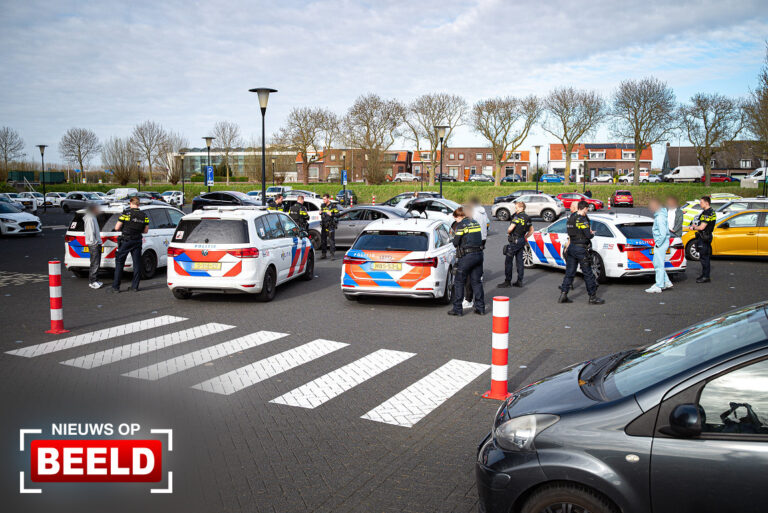 Voertuig met vijf inzittenden gecontroleerd na melding vuurwapen Handelsweg Ridderkerk