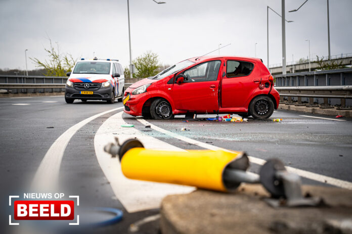 Drie gewonden nadat auto over de kop slaat Oud Pernisseweg Pernis Rotterdam