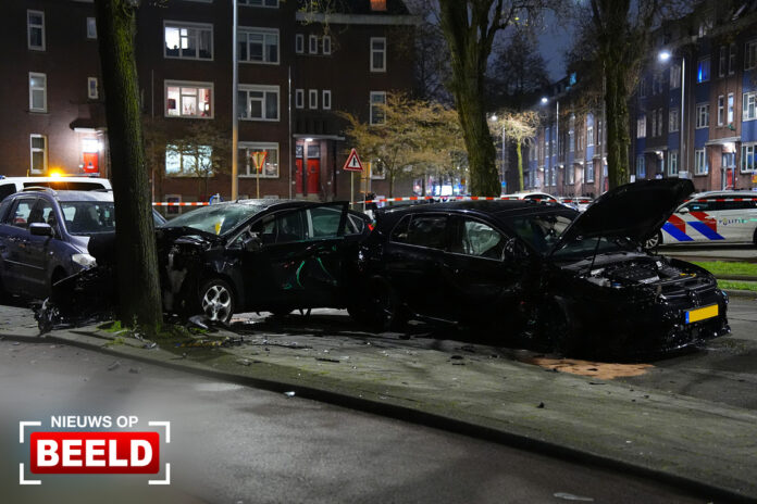 Veel schade bij aanrijding met meerdere auto’s Beukelsweg Rotterdam