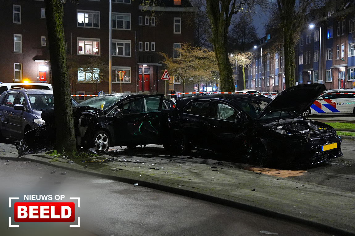 Veel schade bij aanrijding met meerdere auto’s Beukelsweg Rotterdam.