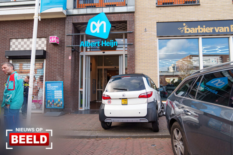 Brommobiel botst tegen gevel supermarkt Julianastraat Rhoon