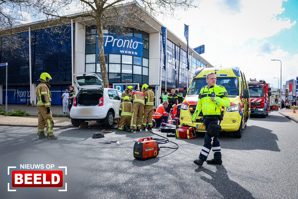 Scooterrijder bekneld onder auto na aanrijding Lylantse Baan Capelle aan den IJssel.