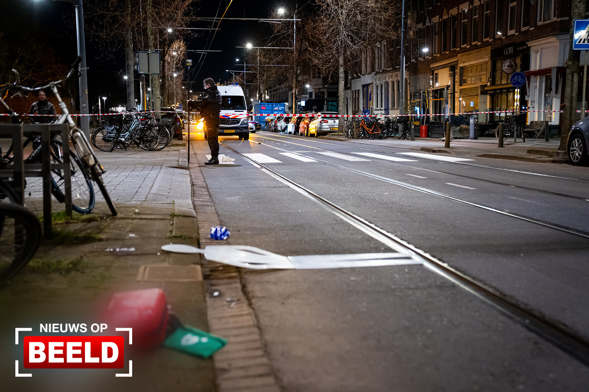 Bestuurder auto vlucht na aanrijding en laat zwaargewonde voetganger achter Oudedijk Rotterdam.