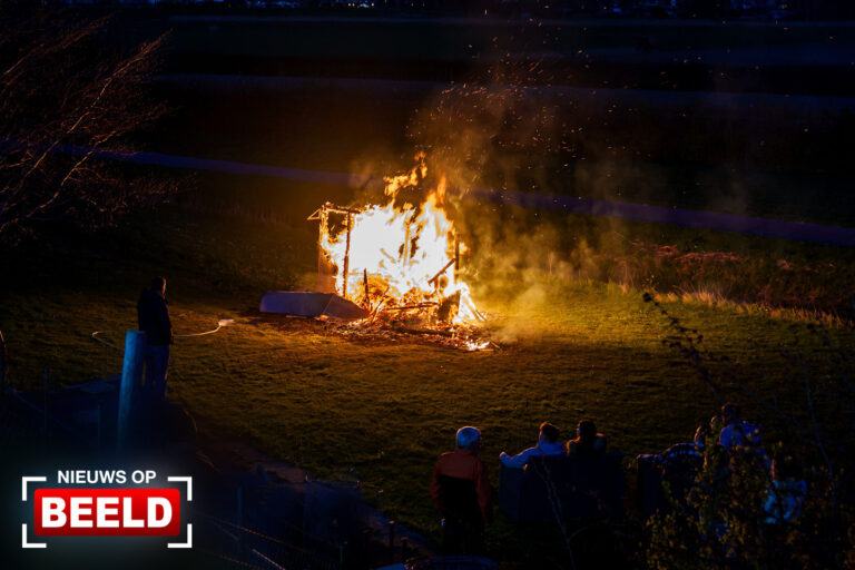 Houten constructie in brand gestoken achter woning Maasdijk Zwartewaal