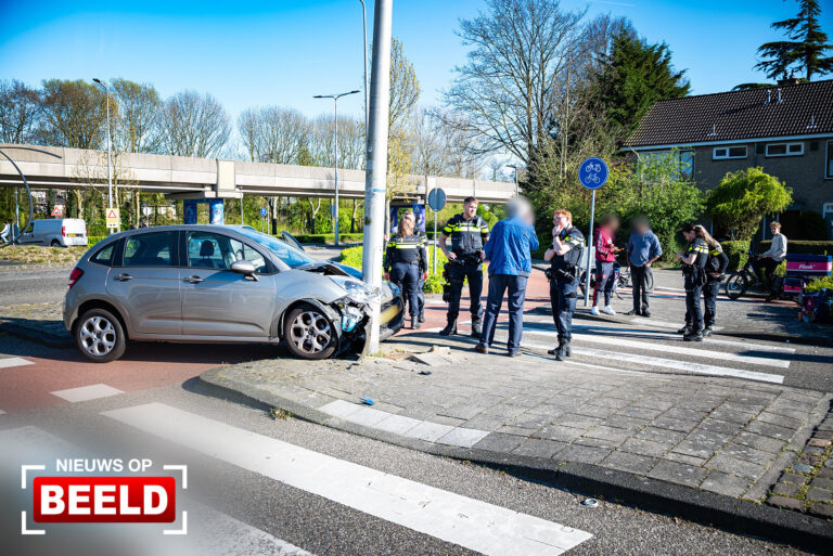 Auto belandt tegen lantaarnpaal na ongeval met fiets Planetenlaan Spijkenisse