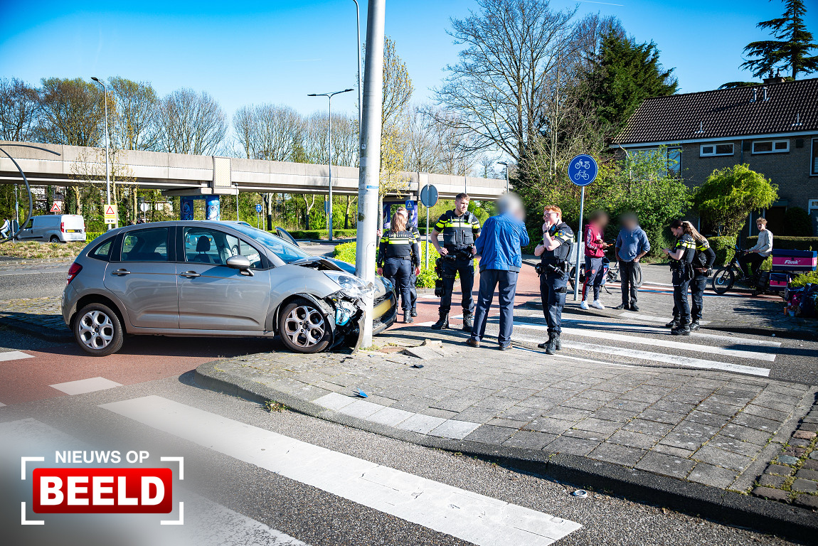 Auto beland tegen lantaarnpaal na ongeval met fiets Planetenlaan Spijkenisse