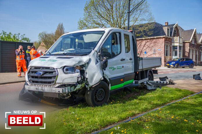 Gemeenteauto rijdt paal uit tramovergang Dordtsestraatweg Rotterdam