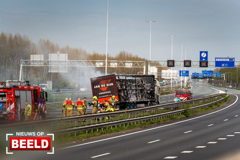 Vrachtwagen met papierlading in brand A16 Rotterdam