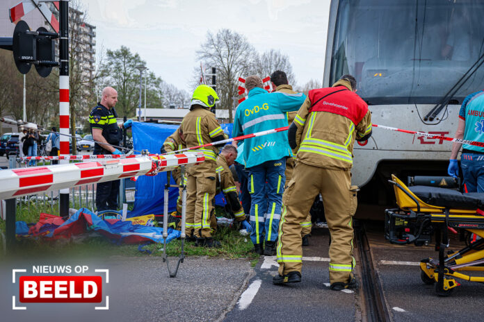 Persoon geschept door metro op spoorwegovergang Kralingseweg Rotterdam