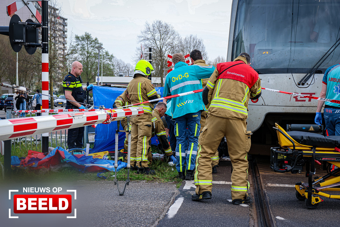 Persoon geschept door metro op spoorwegovergang Kralingseweg Rotterdam