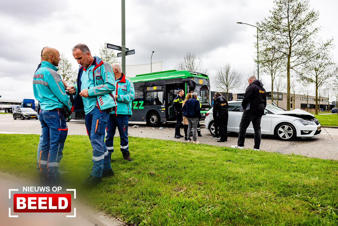 Passagier gewond bij aanrijding stadsbus met auto Aquamarijnweg Dordrecht. Passagier gewond bij aanrijding stadsbus met auto Aquamarijnweg Dordrecht.