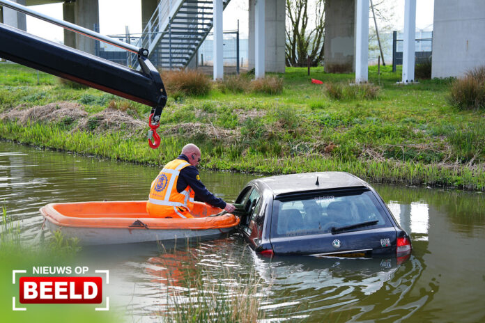 Automobilist ziet bocht te laat en rijdt rechtdoor in sloot Violierenweg Bleiswijk