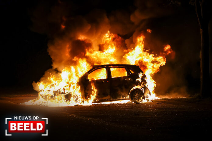 Auto brandt volledig uit op parkeerplaats Wollefoppenweg Rotterdam