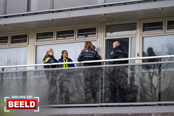 Forensisch onderzoek na overleden man in flatwoning Zwaluwenlaan Vlaardingen