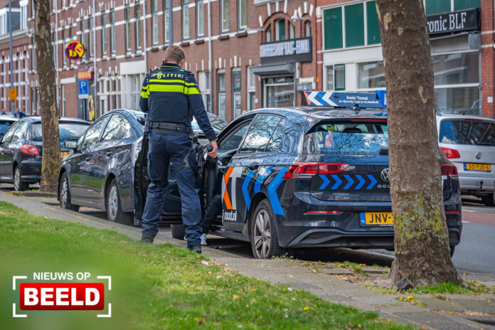 Vrouw naar ziekenhuis na aanrijding met lesauto Oranjeboomstraat Rotterdam
