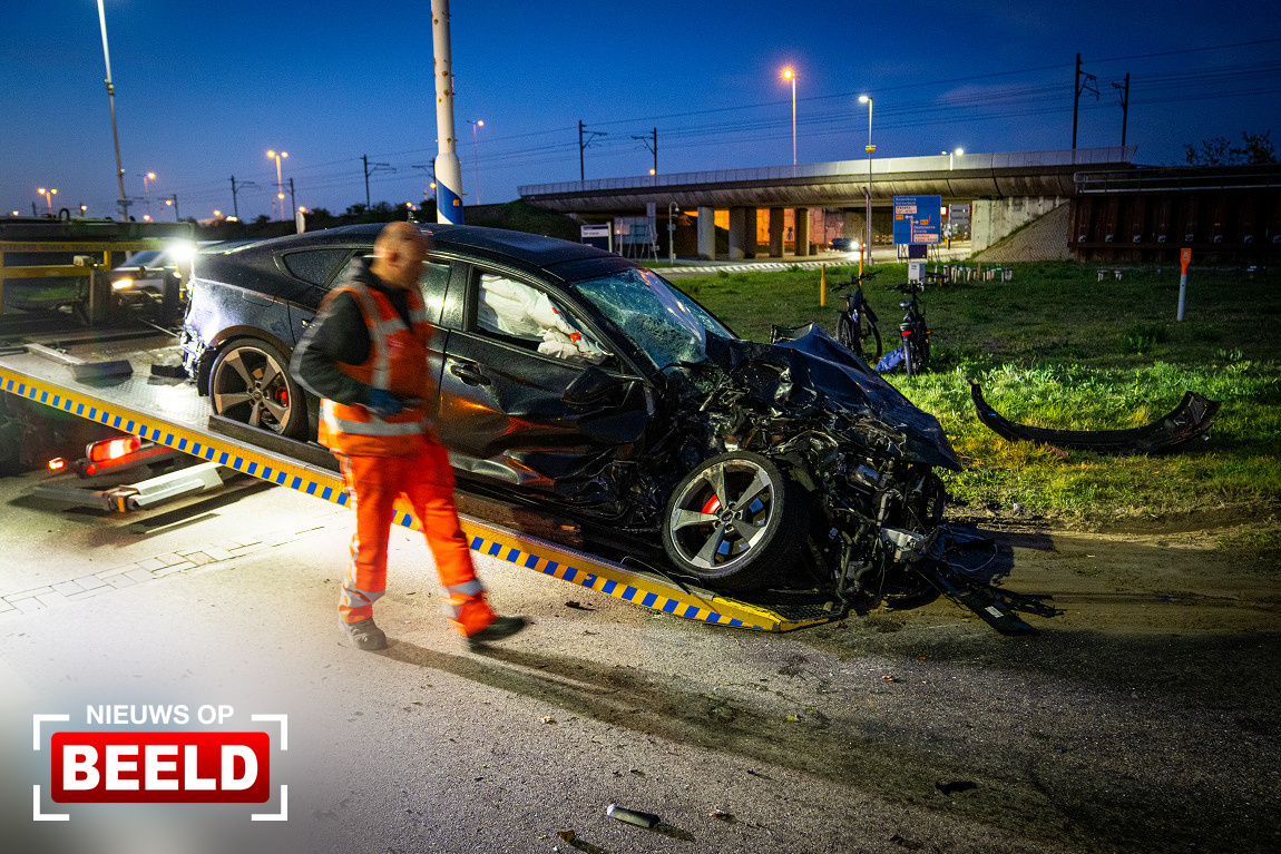 Ravage bij aanrijding auto en vrachtwagen Moezelweg Europoort Rotterdam.