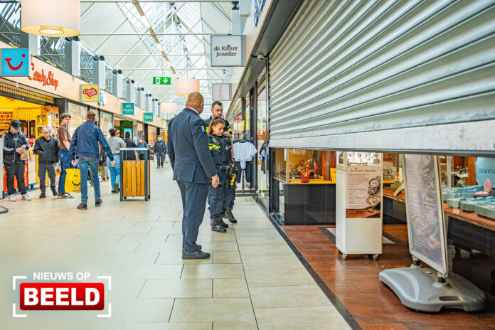 Vitrines kapotgeslagen bij gewapende overval op juwelier Keizerswaard Rotterdam