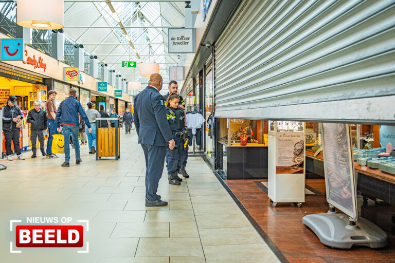 Vitrines kapotgeslagen bij gewapende overval op juwelier Keizerswaard Rotterdam