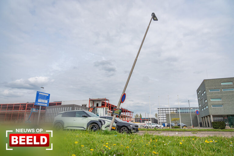 Auto tegen lantaarnpaal na onwelwording Koopliedenweg Barendrecht