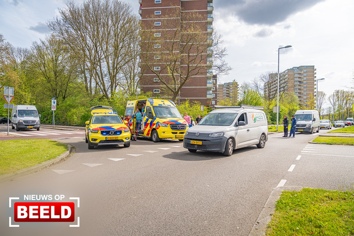 Fietser ernstig gewond na aanrijding met bestelbus Adriaan Volkerlaan Rotterdam.