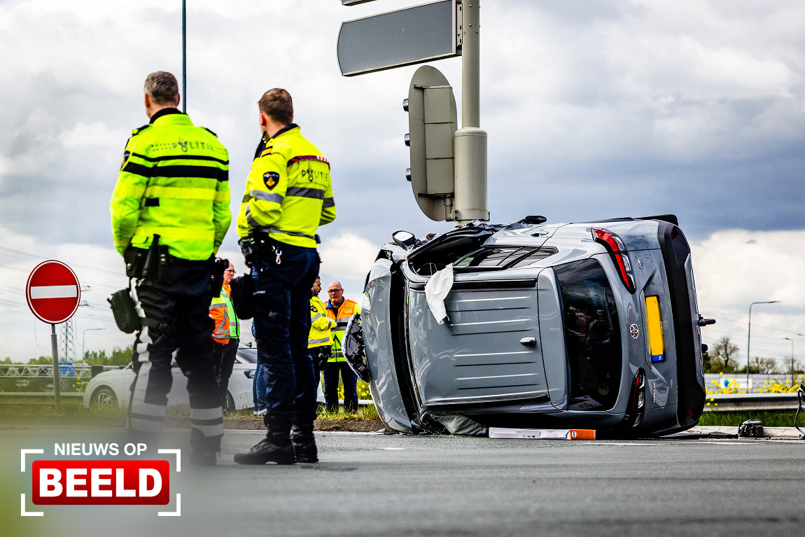 Vier personen gewond bij ongeval N3 Dordrecht. Vier personen gewond bij ongeval N3 Dordrecht.