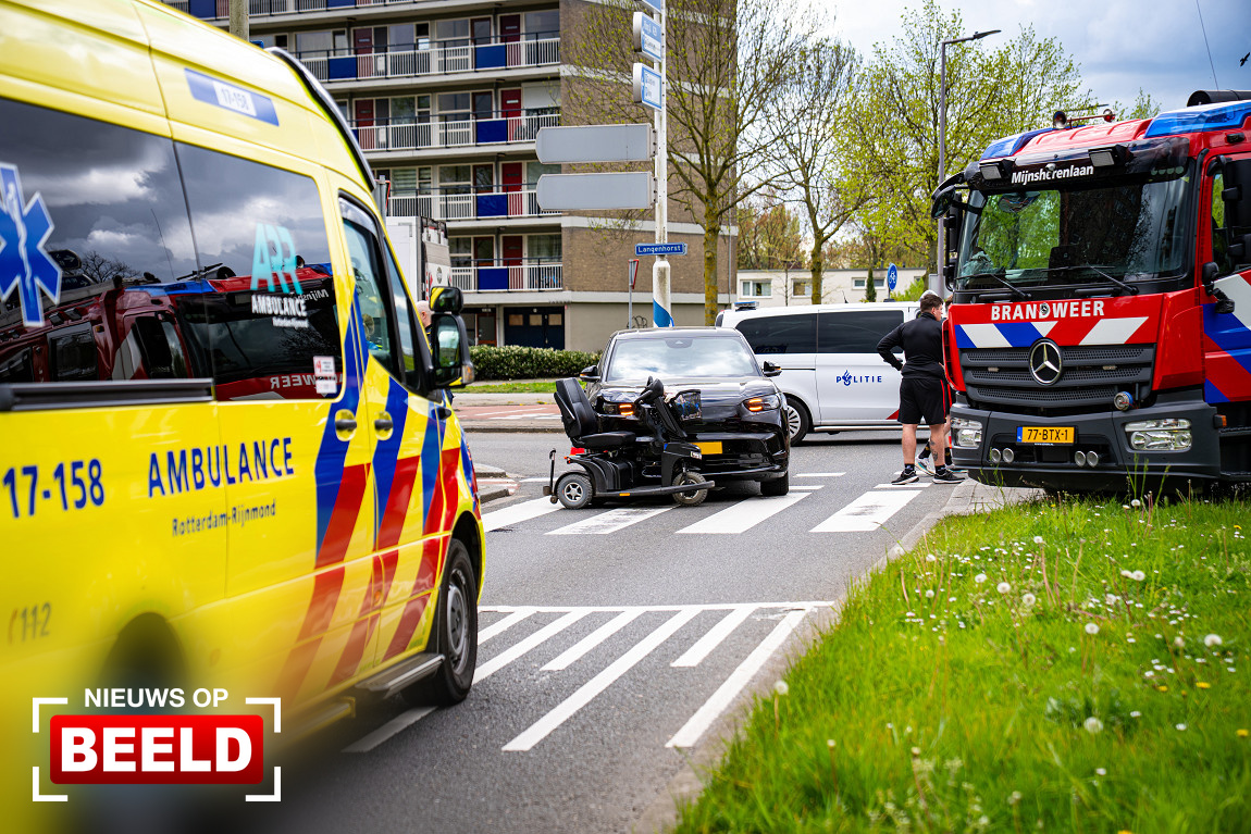 Man loopt gebroken heup op bij aanrijding auto en scootmobiel Oldegaarde Rotterdam. Man loopt gebroken heup op bij aanrijding auto en scootmobiel Oldegaarde Rotterdam.