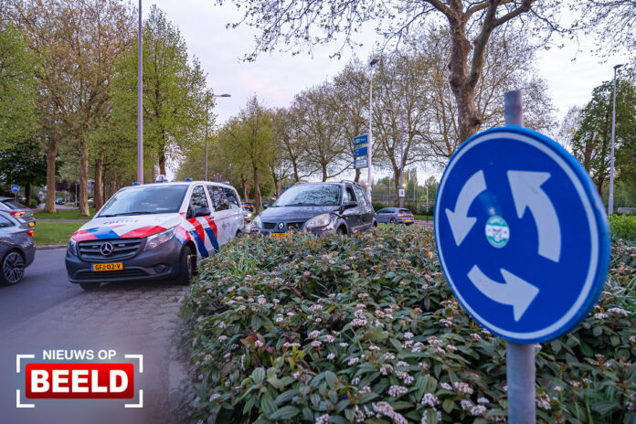 Auto rijdt rechtdoor over rotonde Spinozaweg Rotterdam