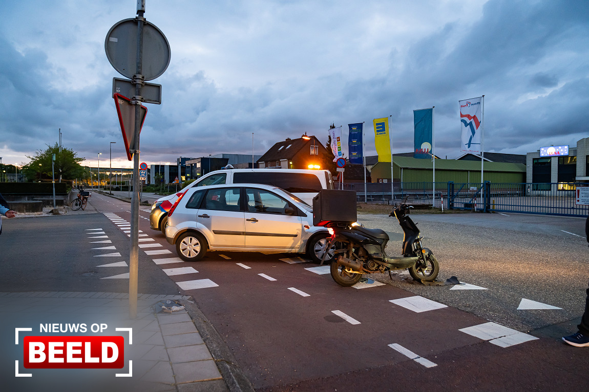 Maaltijdbezorger gewond na aanrijding Gebroken Meeldijk Barendrecht
