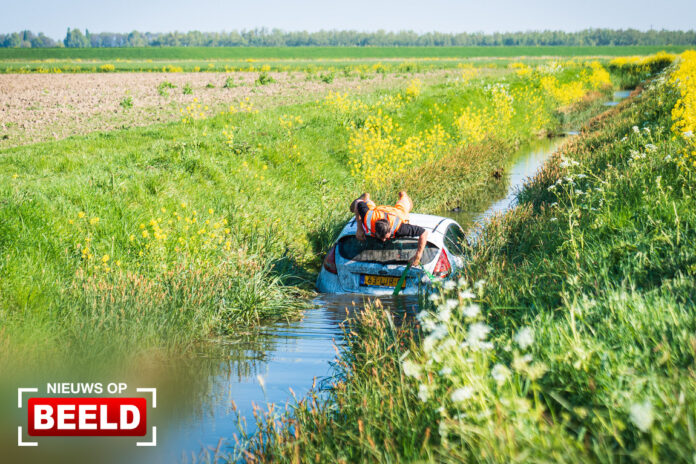 Auto raakt van weg en belandt in sloot Molenweg Heinenord