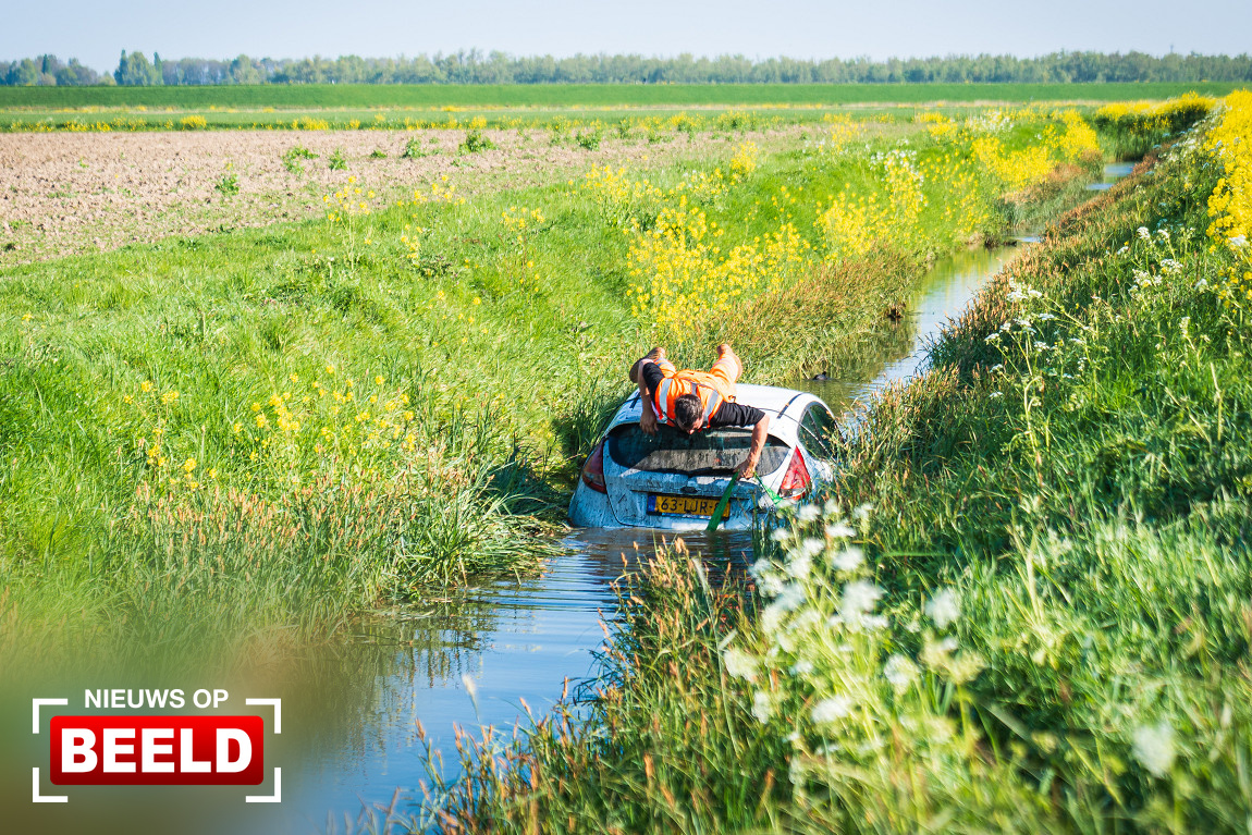 Auto raakt van weg en belandt in sloot Molenweg Heinenoord