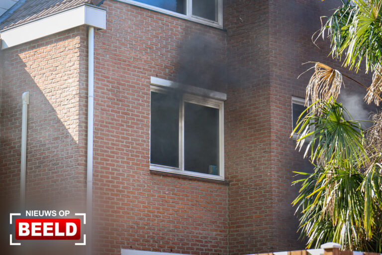 Zwarte rookpluimen bij woningbrand Struikheide Rotterdam