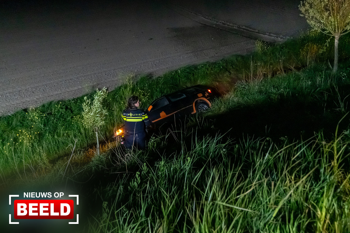 Minderjarige bestuurder zonder rijbewijs in sloot na ongeval Oude Westerloosedijk Goedereede.