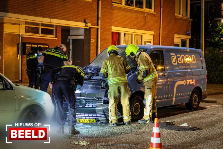 Busje zwaar beschadigd door explosie Spinet Rotterdam